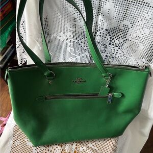 Coach Green Leather Tote Versatile Elegant Design